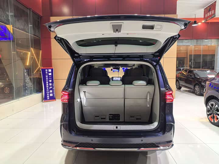 Фото 17 - Roewe iMax 8