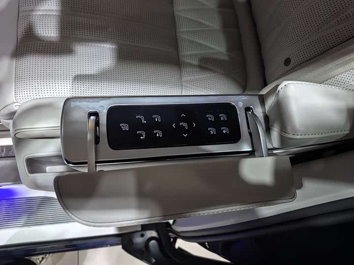 Фото 8 - Roewe iMax 8