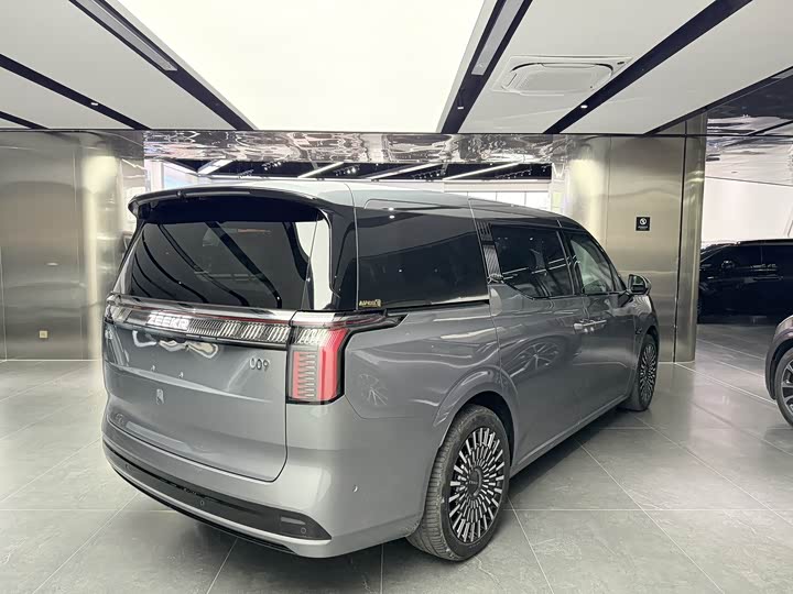 Фото 15 - Zeekr 009