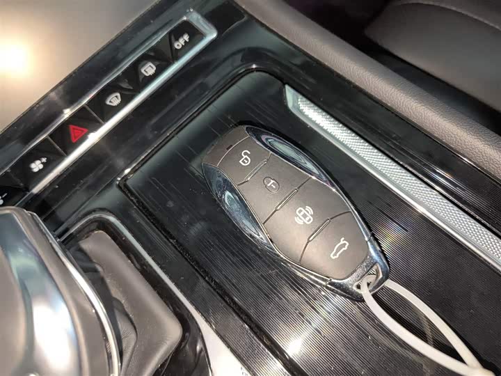 Фото 9 - Hongqi H5