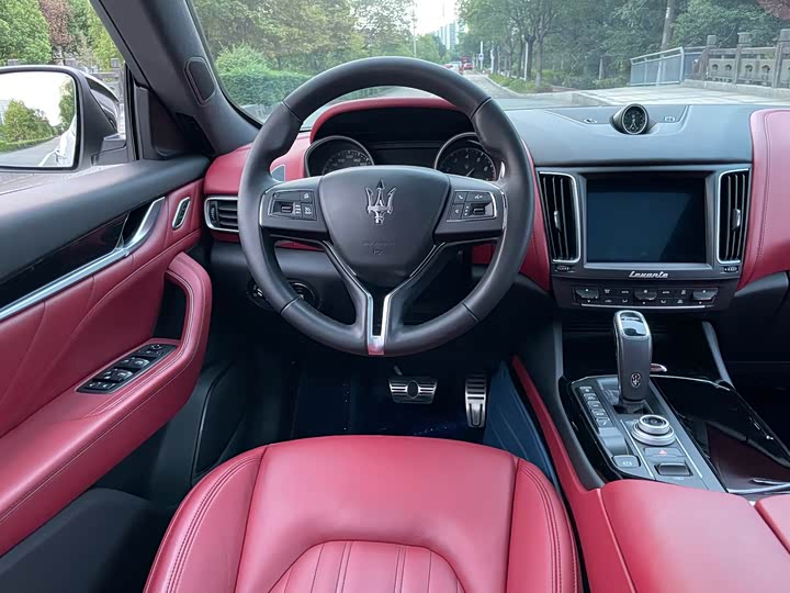 Фото 10 - Maserati Levante