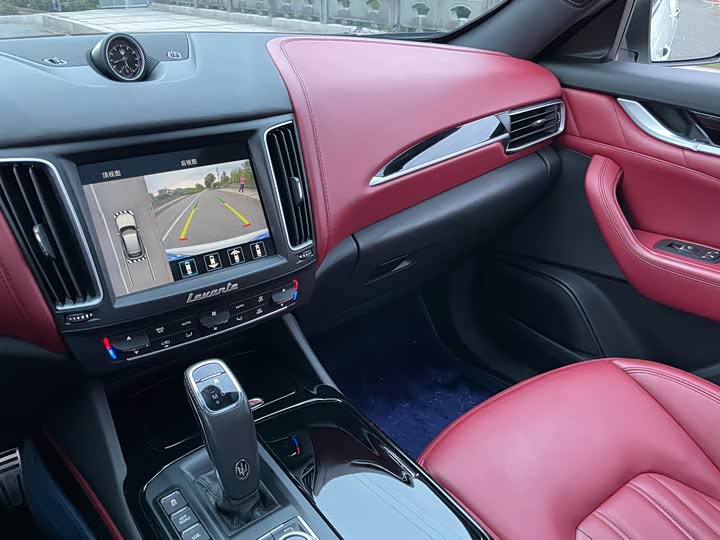 Фото 11 - Maserati Levante