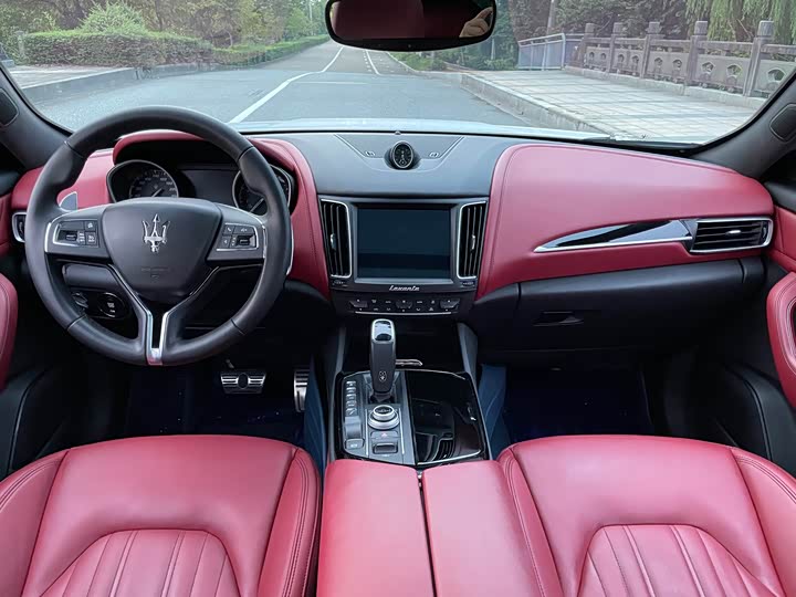 Фото 7 - Maserati Levante