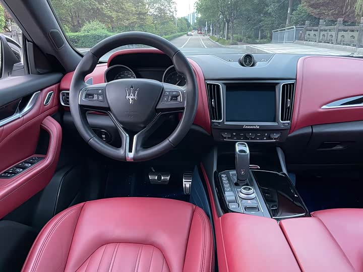 Фото 8 - Maserati Levante