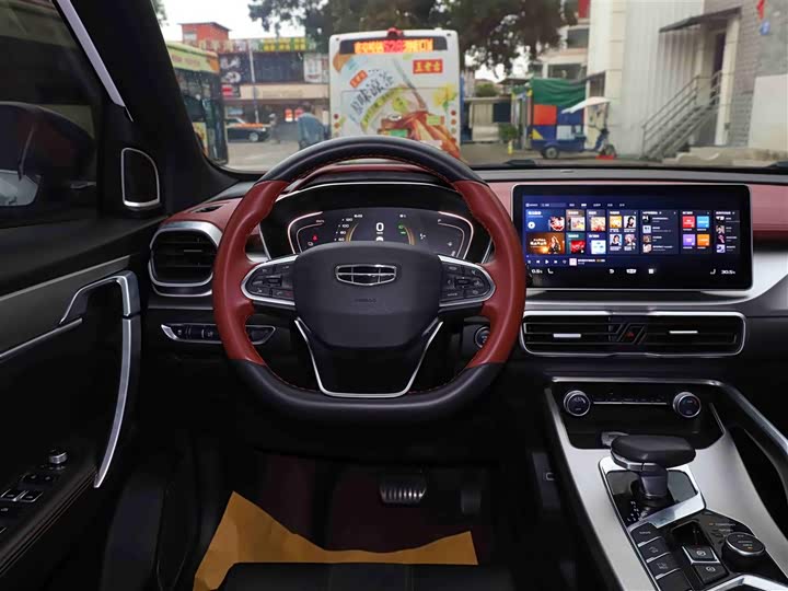 Фото 11 - Geely Coolray Hybrid