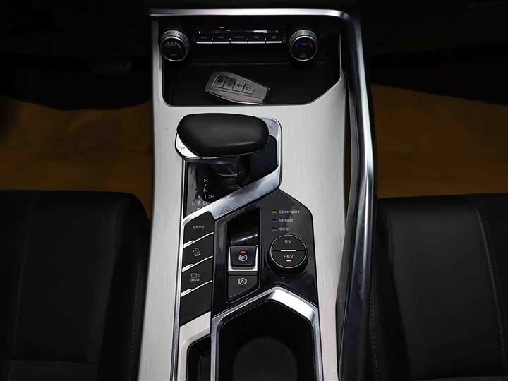 Фото 13 - Geely Coolray Hybrid