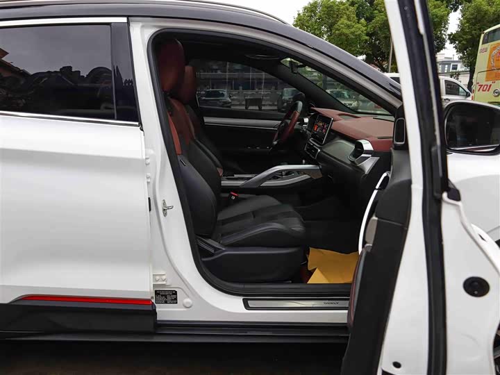 Фото 17 - Geely Coolray Hybrid