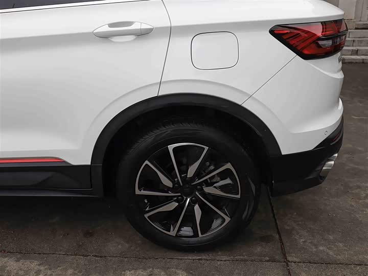 Фото 28 - Geely Coolray Hybrid