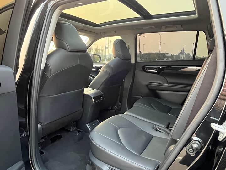 Фото 17 - Toyota Highlander