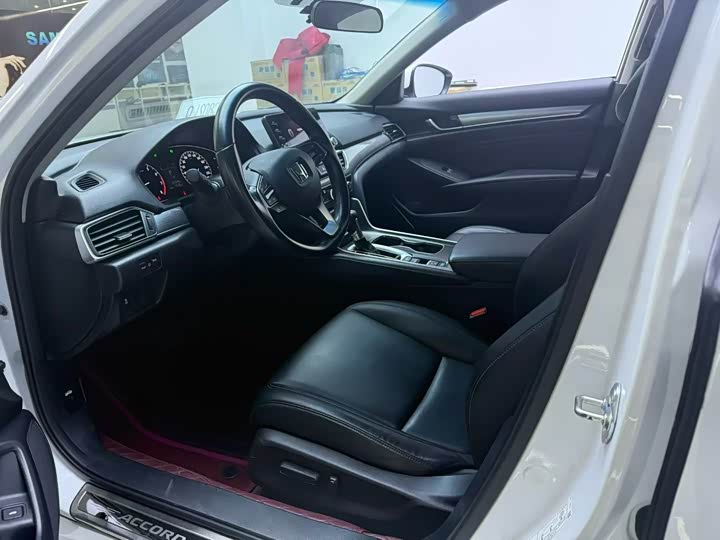 Фото 4 - Honda Accord