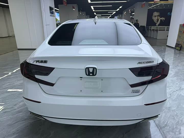 Фото 8 - Honda Accord