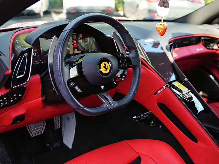 Фото 11 - Ferrari Roma