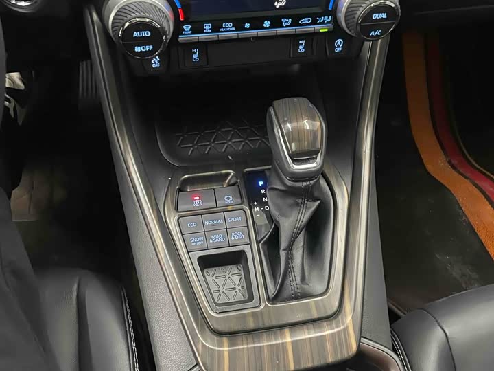 Фото 10 - Toyota RAV4