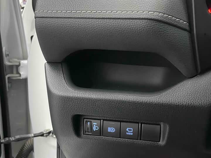 Фото 13 - Toyota RAV4