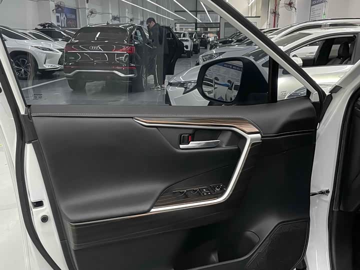 Фото 14 - Toyota RAV4