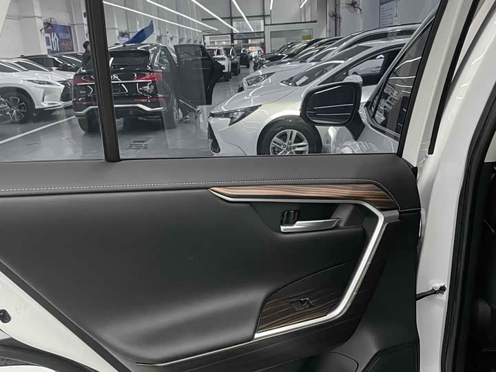 Фото 18 - Toyota RAV4