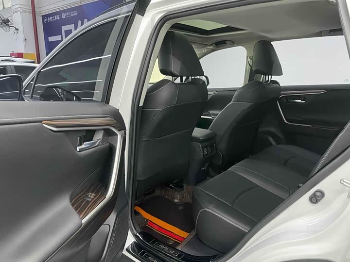 Фото 19 - Toyota RAV4