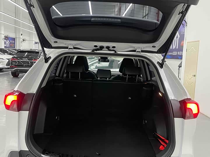 Фото 24 - Toyota RAV4