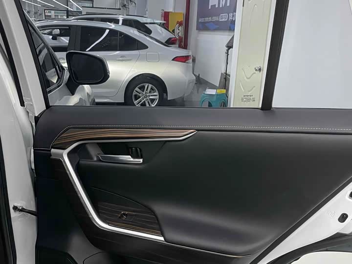 Фото 25 - Toyota RAV4