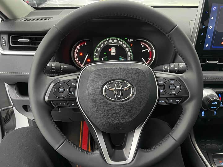 Фото 8 - Toyota RAV4