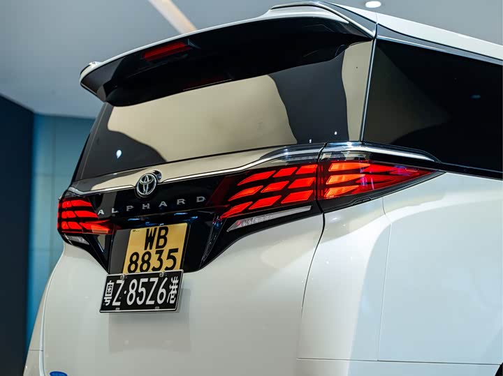 Фото 9 - Toyota Alphard