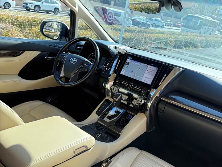 Фото 10 - Toyota Vellfire