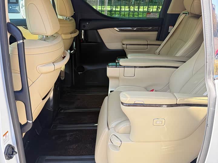 Фото 6 - Toyota Vellfire