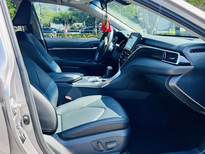 Фото 10 - Toyota Camry