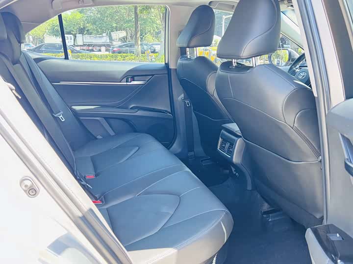 Фото 11 - Toyota Camry