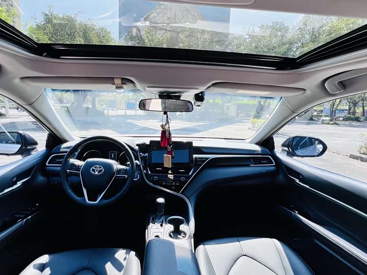 Фото 13 - Toyota Camry