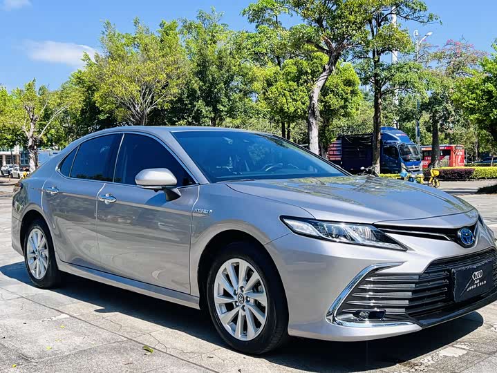Фото 2 - Toyota Camry