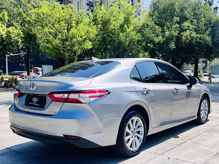 Фото 6 - Toyota Camry