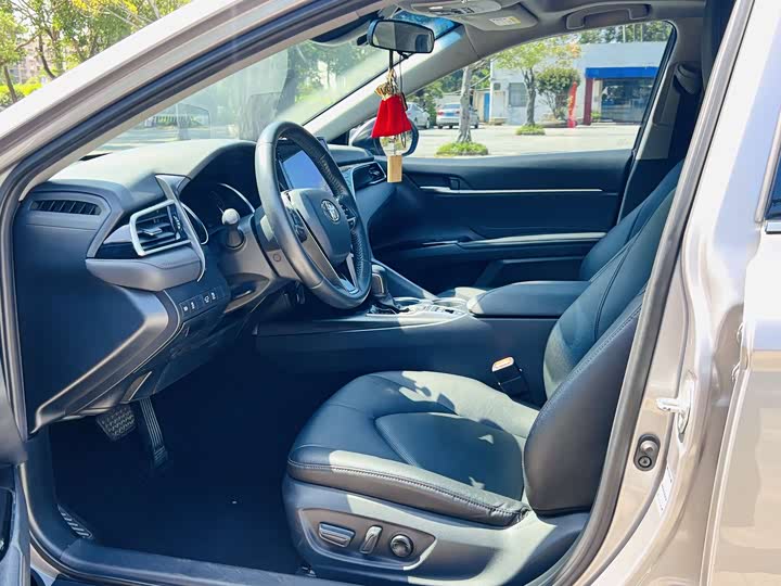 Фото 8 - Toyota Camry