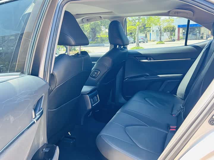 Фото 9 - Toyota Camry