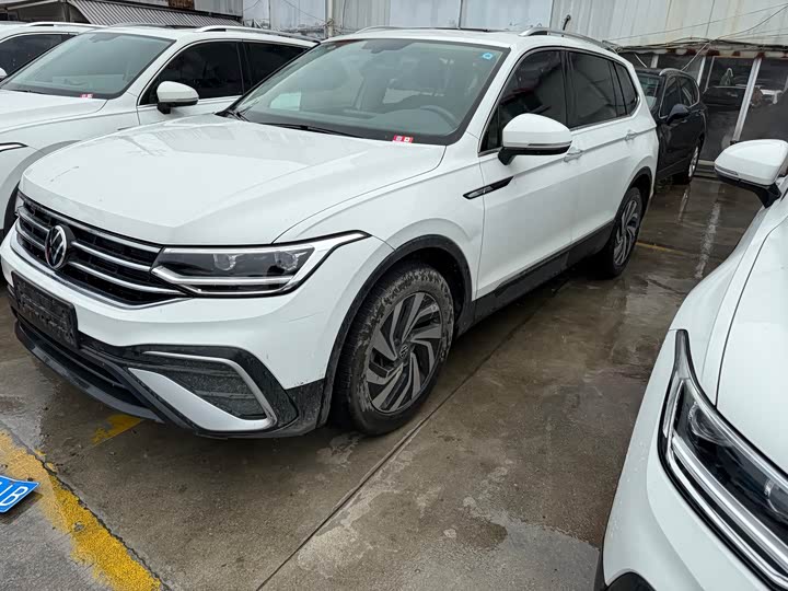 Фото 1 - Volkswagen Tiguan L Pro