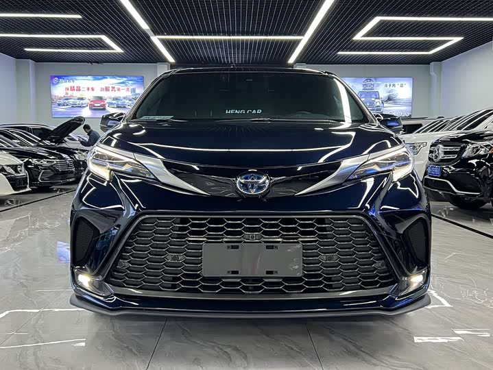 Фото 1 - Toyota Granvia