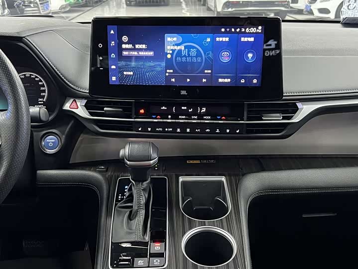 Фото 14 - Toyota Granvia