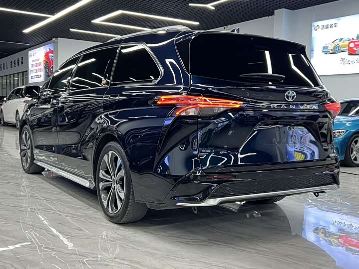 Фото 2 - Toyota Granvia