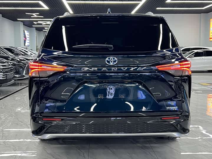 Фото 4 - Toyota Granvia