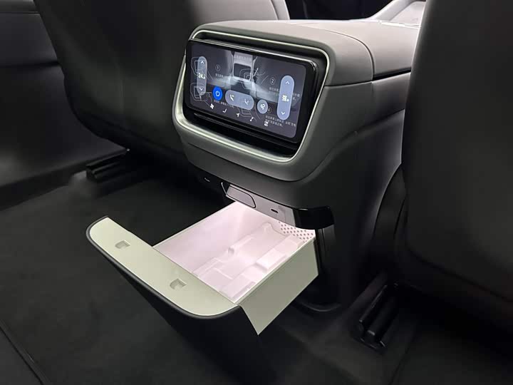 Фото 21 - Xiaomi YU7