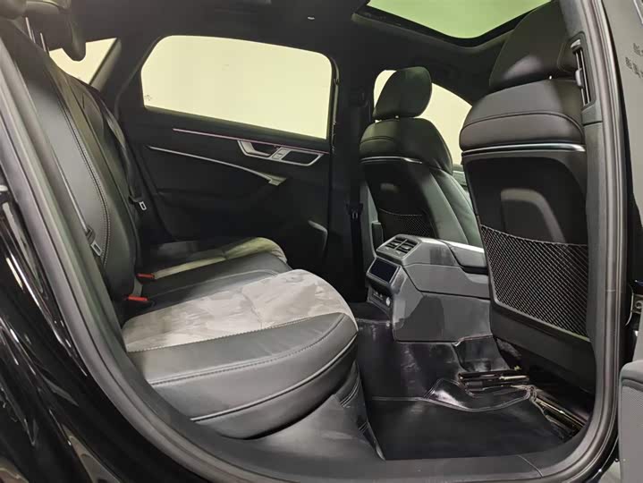 Фото 6 - Audi A6L