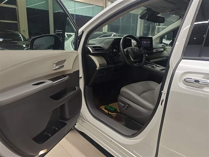 Фото 16 - Toyota Sienna