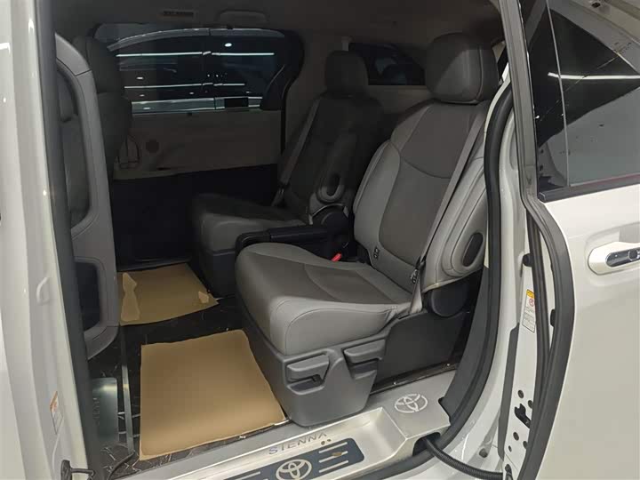 Фото 17 - Toyota Sienna