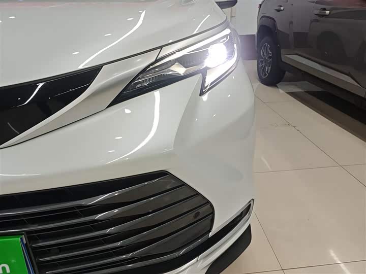 Фото 24 - Toyota Sienna