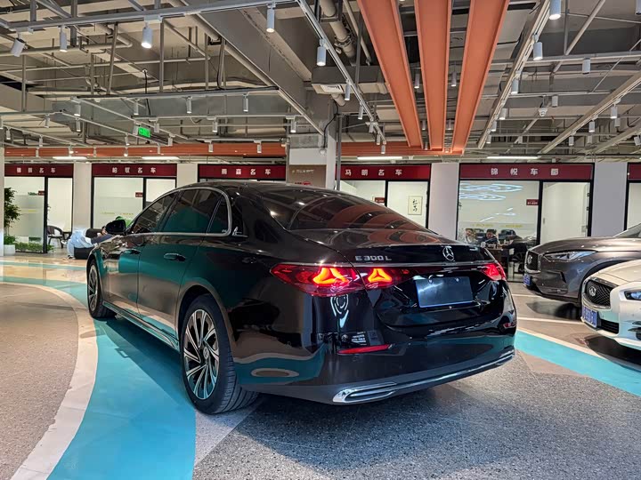 Фото 14 - Mercedes-Benz E-Class