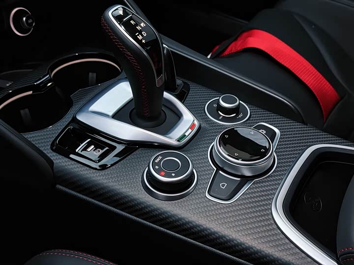 Фото 11 - Alfa Romeo Giulia