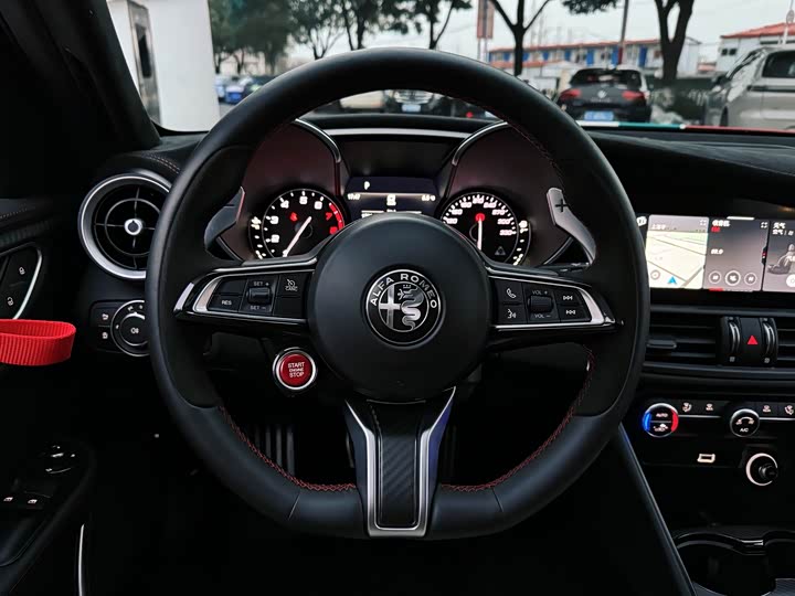 Фото 12 - Alfa Romeo Giulia