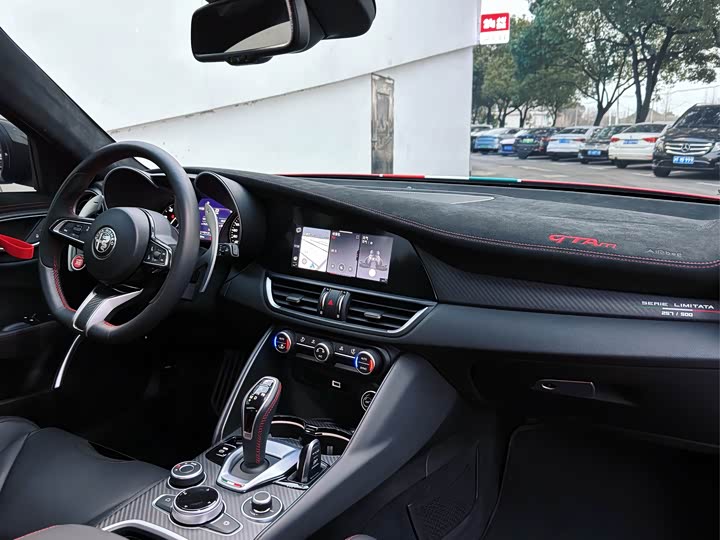 Фото 14 - Alfa Romeo Giulia