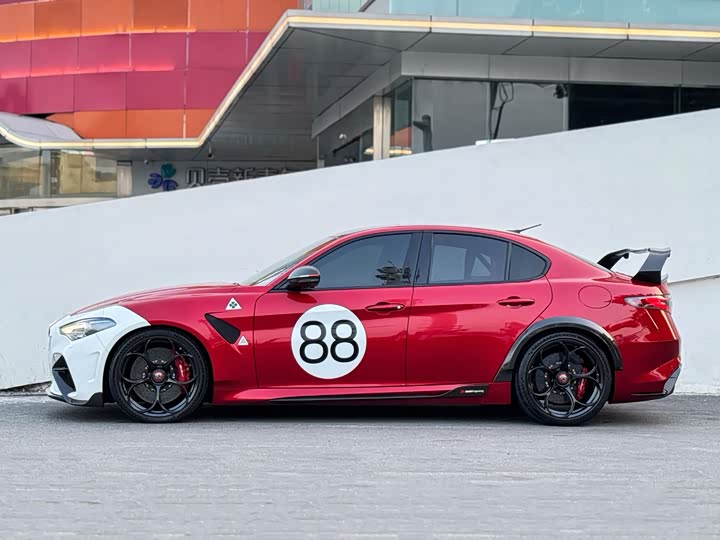 Фото 8 - Alfa Romeo Giulia