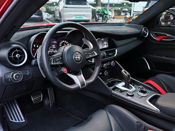 Фото 9 - Alfa Romeo Giulia